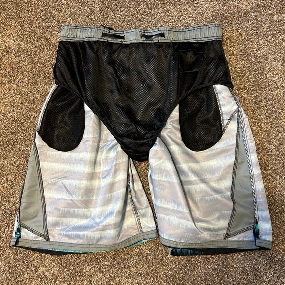 Nike Men’s XXL Swim Trunks, has a smalll flaw under the drawstring - Picture 10 of 13